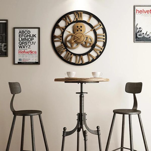Gli orologi da parete aggiungono un tocco di fascino industriale all'orologio a ingranaggi senza tempo