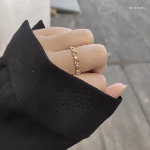 Ringos de cluster super lindo design de nicho Sweet Hollow Out Love Shape Pearl Ring Senior Sense Setent Setent Diamond Temperment Suit