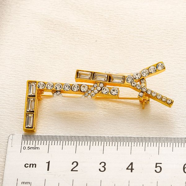 18K vergoldete Edelstahl-Buchstaben-Broschen, hohle Quaste, Damen-Luxusmarken-Designer, Strass-Kristall-Perlen-Brosche, Metall-Schmuck-Accessoires, 20 Stile