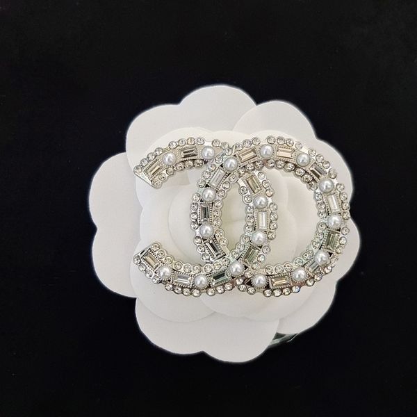 Designer de marca letras diamante broches pino feminino cristal strass pérola broche pinos charme menina jóias acessórios