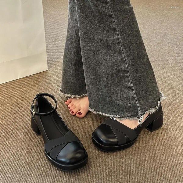 Scarpe eleganti nere con tacco medio Calzature estive da donna Pelle normale Casual stile gotico giapponese Lolita per le donne 2023 Mary Jane