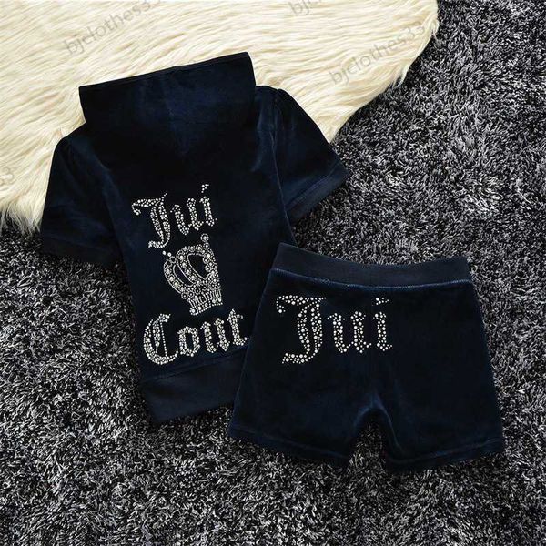 Tuta Juicy Pantaloni a due pezzi Lettere Corona impreziosita T-shirt a maniche corte di lusso Stile classico Pantaloncini in vita elastica 23 colori Tute per le donne