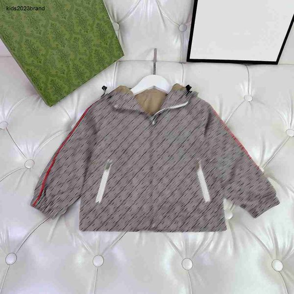 Neue Babyjacke, Buchstabendruck, Kinder-Designerkleidung, Größe 100–160, Teddybär-Aufdruck auf der Rückseite, Junge, Mädchen, Oberbekleidung, Kapuzenmantel für Kleinkinder, 25. Nov