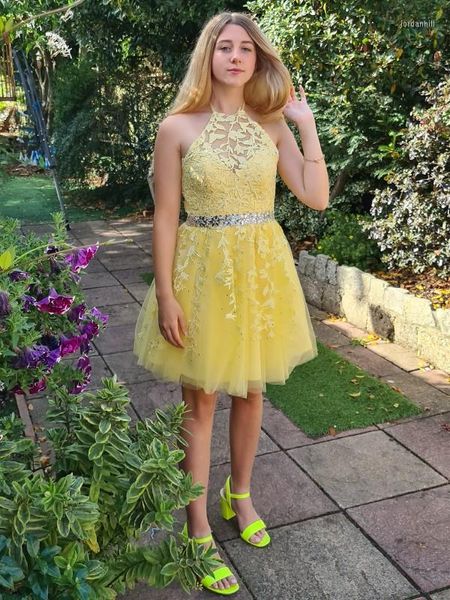 Abiti da festa Abito da cocktail sexy in pizzo giallo con scollo all'americana 2023 Mini abito corto da homecoming per ragazza junior Una linea con paillettes senza schienale Sash Gala