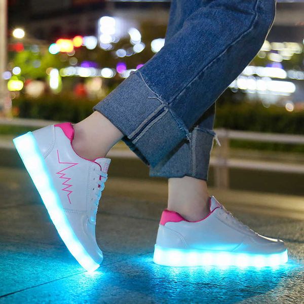 Athletic Outdoor KRIATIV USB Scarpe leggere Sneakers luminose 2023 LED Casual Light Up Bambini Donne adulte Shuffle Shoes Girls AA230428