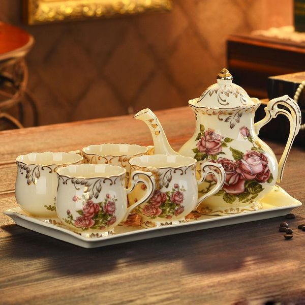 Utensili da caffè Caffettiera in porcellana Tazze Set di vassoi Teiera in ceramica europea Set di tazze Bicchieri Tè pomeridiano Party Hotel Caffettiera Tazza