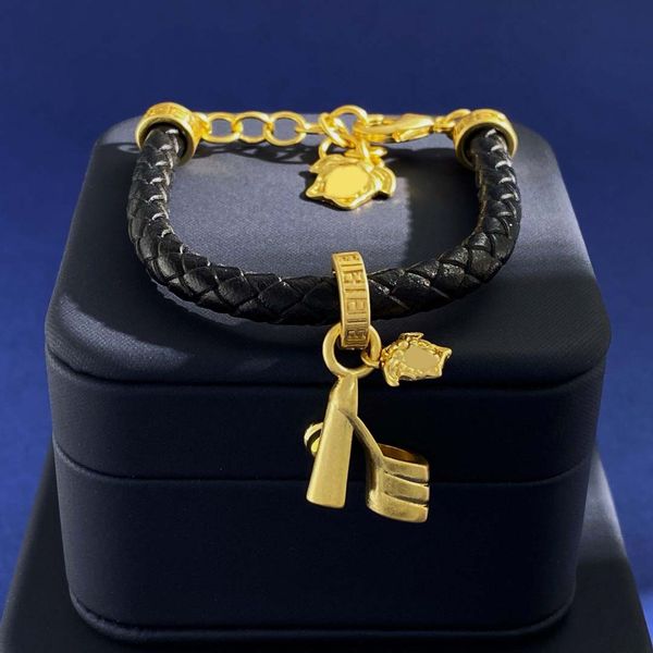 Designer-Armband aus 18-karätigem Goldkupfer mit schwarzem Leder, modisches klassisches graviertes Porträt- und High-Heel-Anhängerarmband, hohe Qualität