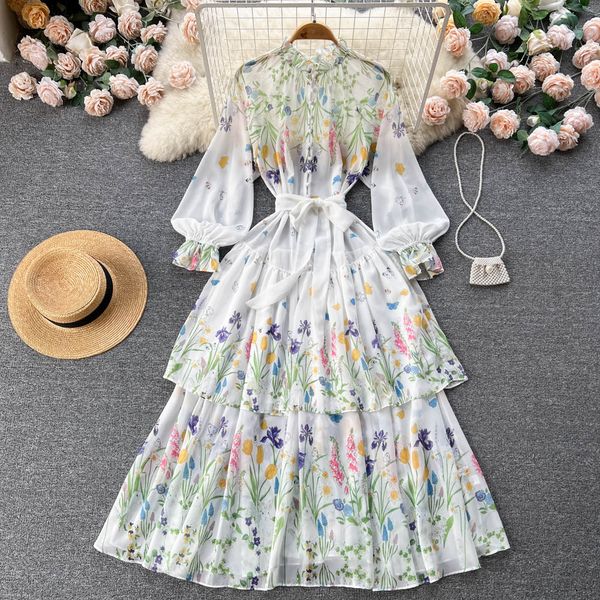 Abiti casual 2023 New Spring Runway Floral Holiday Abito in chiffon Manica svasata da donna Stampa vintage Big Swing Torta multi-livello Abito lungo