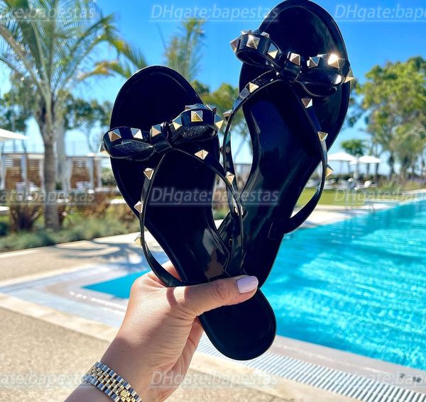 Valentine Sandals Yüksek Topuk Lüks Kadın Serim Tasarımcı V Bow Çıplak Kırmızı Siyah Çivili Düz Slayt Jöle Kauçuk Perçinli Perçinli Sandalet Yaz Plajı Açık Ayakkabı Sclo