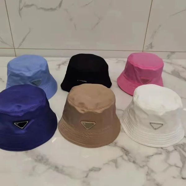 Designer BallLetter Logo pCaps Paar umgekehrtes Dreieck Elevation Hochwertiger koreanischer Stoff Fischerhut Kleine Krempe Beckenhut Sonnenschutz Sonnenhut Strandhut