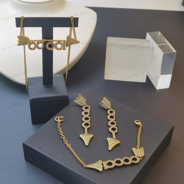 Brincos de pulseira de colar de ouro 14K vintage, material de latão de alta qualidade, letras de zircônia de luxo, flechas, elementos clássicos, brincos de grife, conjuntos de joias, presentes
