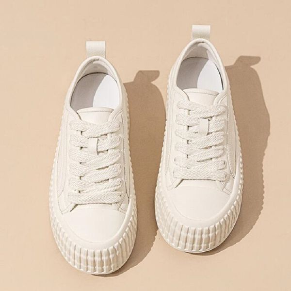 Sapatos pequenos de couro branco mulher outono e inverno novos sapatos de biscoito de fundo grosso casual rede plana sapatos de placa vermelha 10a41