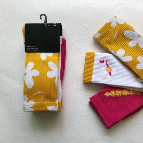 Neue Kirschblüten-Sportsocken, bunte Baumwollsocken, Handtuchboden, hohe Röhre, trendige Socken, Packung mit drei Paar Hakensocken