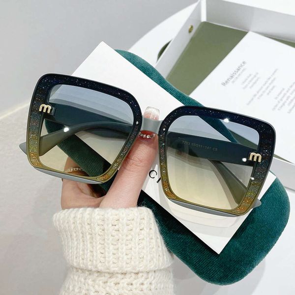 Desginer miui miui Box Flashing Pink Sunglasses для женщин. Высококачественные солнцезащитные очки для уличной фотографии для защиты от солнца и затенения.