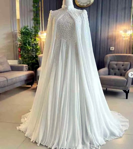 Eleganti abiti da sposa arabi musulmani A Line con mantello avvolgente 2024 Applicazioni in pizzo maniche lunghe collo alto in chiffon abito da sposa modesto Dubai bianco Vestido De Novia