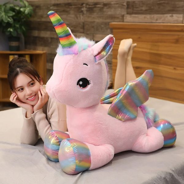 Bonecas de pelúcia agradável huggable bonito unicórnio sonho arco-íris brinquedo de alta qualidade cavalo rosa doce menina decoração de casa travesseiro de dormir presente para crianças 231129