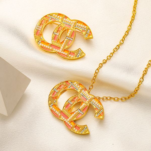 Domande da uomo Designer Lettere Brand Brocce a ciondolo Catena di collana a ciondolo Gold Acciaio Sigillo di alta qualità Gioielli Pins