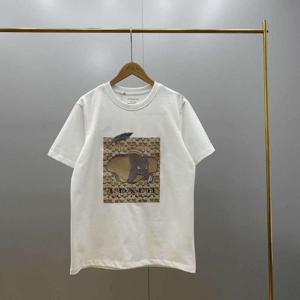 Herren-T-Shirts. Robustes, besticktes, lässiges Rundhals-T-Shirt mit kleinem fliegenden Elefanten für Paare