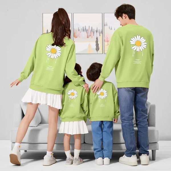 Abiti coordinati per la famiglia Natale Inverno Mamma Figlia Bambini Top Camicie stampate con margherite floreali Abiti coordinati per la famiglia Papà figlio Felpe Coppia pullover 231130