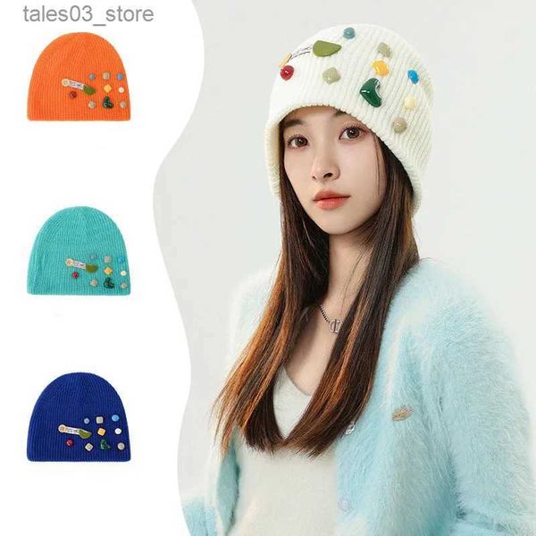 Cappelli Beanie/Skull Nuovi cappelli Beanie autunno inverno per le donne Disegni di bottoni moda Cappello di lana lavorato a maglia Protezione morbida e calda per le orecchie Cappellino freddo Q231130