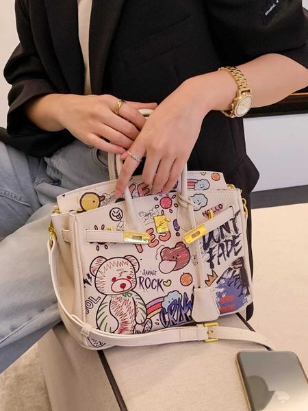 Designer B-rikis sacolas para mulheres loja online pequena moda única graffiti bolsa feminina 2023 novo couro versátil um com logotipo real