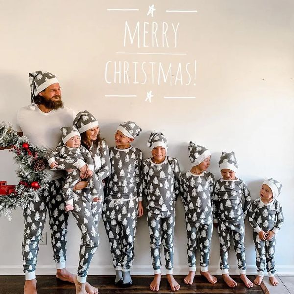 Passende Familienoutfits 2023 Weihnachtspyjama-Set Weihnachtsmann-Baum-Druck Mama Papa Kinder 2-teiliger Anzug Baby-Hunde-Strampler Nachtwäsche Look 231129