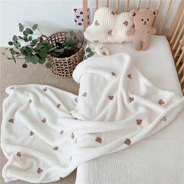 Cobertor swaddling bebê macio velo dos desenhos animados urso bordado infantil colcha nascido swaddle carrinho de dormir 231128