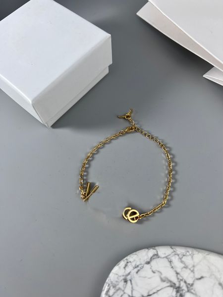 Ausgefallenes goldenes Armband mit Buchstabe K, zartes, passendes Medusa-Gesichts-Anhänger-Armband, Retro-Geschenk für Paare in europäischer und amerikanischer Mode