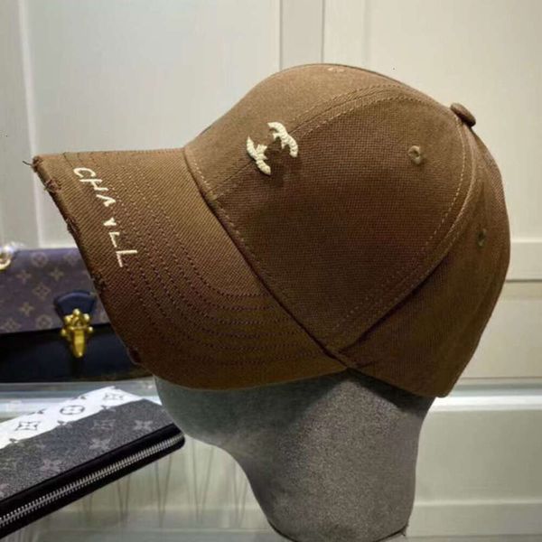 Designer di cappelli Cappelli da secchio di berretto inverno Brandch Warm Curlywigs Cap Caps Caps Men's Men Women Letter CC Etichetta Duck Lingua Boy Girl Girl Baseball FJLH