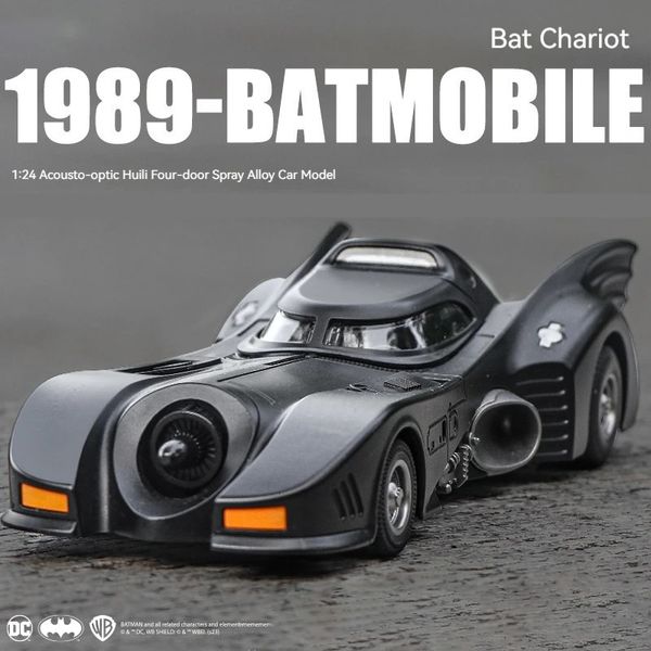 Auto elettriche RC Giocattoli 1/18 Veicolo giocattolo Figura anime Batman Simulazione 1989 Batmobile Modello in lega Suono e luce Metallo Tirare indietro Regalo 231130