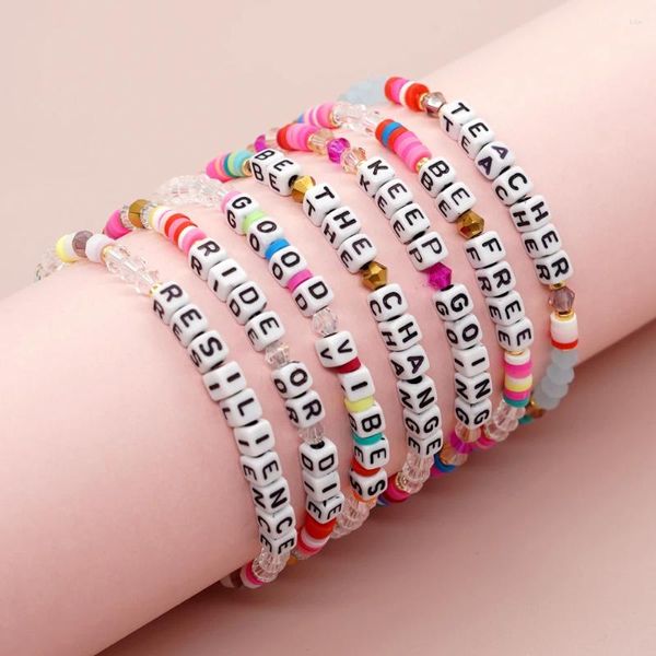 Strang BohoBliss Buntes Kristall-Armband mit Buchstaben, individueller Wort-Armreif für Frauen, Tonperlen, elastisch, handgefertigter Modeschmuck