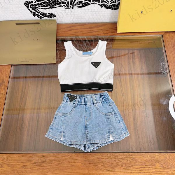 White Color Girls Designer Summer Setes Sets Tort T Camisetas com saia jeans de duas peças conjuntos de camisetas sem mangas de ponta com saias curtas 2023sss Summer Children Sets