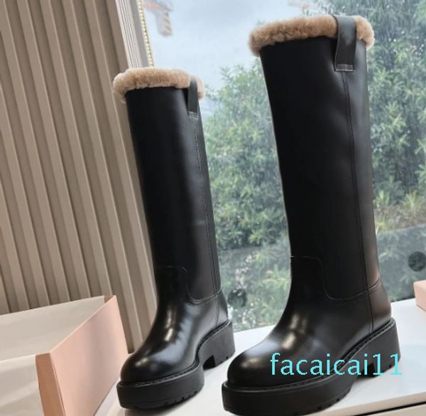 Lange Damenstiefel im luxuriösen Design. Warme Schneestiefel und Winterwolle im neuen Punk-Stil