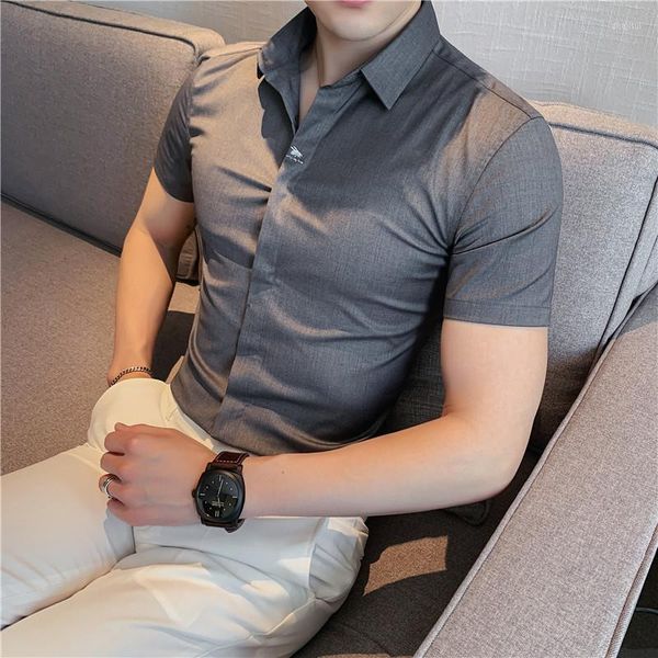 Camicie eleganti da uomo Camicia estiva sottile a maniche corte Vestibilità slim leggera Semplice abbottonatura segreta ricamata Versione coreana da uomo