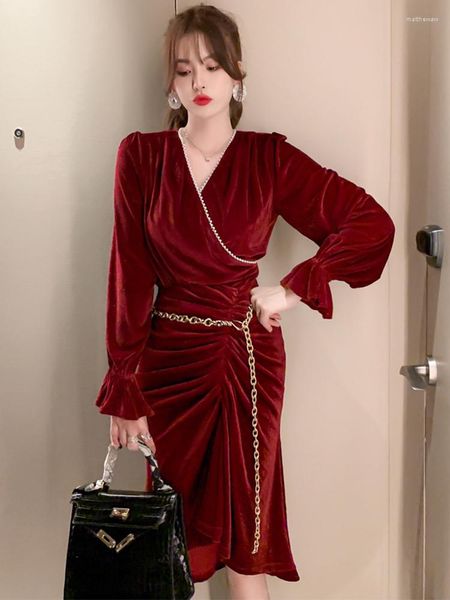 Abiti da lavoro 2023 Retro Women 2 Piece Sets Vino Rosso Perla Manicotto a sbuffo Top Catena d'oro Pieghe per cintura Fessura Gonna midi Femme Abiti da festa di strada