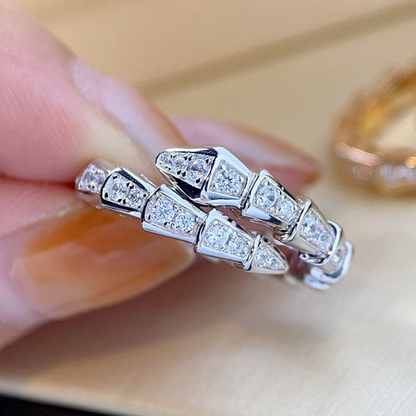 Klassische Damen Stil CZ Micro Pave Schlangenform Band Ring Schmuck für Damen Geschenk