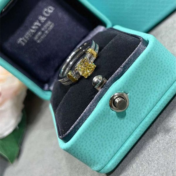 Blue Box Klassischer Designer-TF-Ring, Top-Internet-Berühmtheit, neuer High-End-Präzisions- und vielseitiger, sorgfältiger maschineller Doppelschicht-Zirkon mit vier Krallen, gelber Diamant