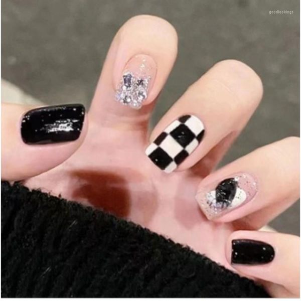 False Nails 24pcs/Box Pressa falsa su corti riutilizzabili indossabili artificiali francese Black White Checker Design