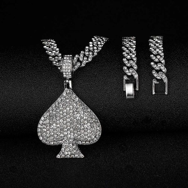 Collana da uomo con catena a maglie cubane Collana con ciondolo a forma di cuore con carte da gioco con diamanti in lega di design Temperamento a forma di cuore Gioielli con ciondolo Hip Hop