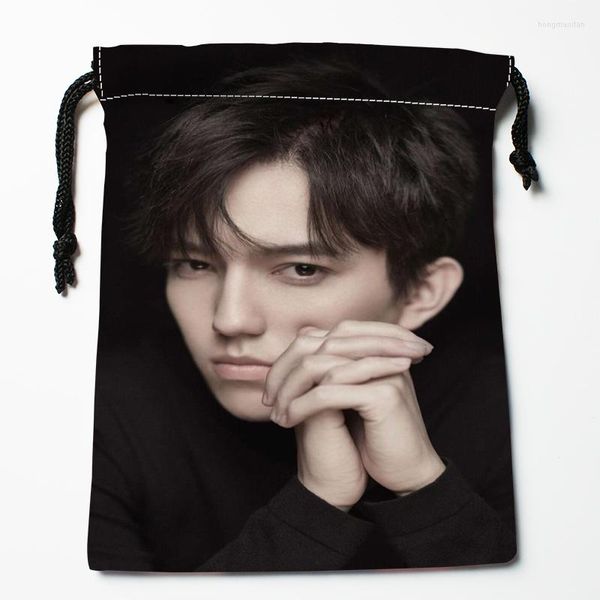 Borse portaoggetti Arrivo Dimash Coulisse Stampa 18X22CM Morbido tessuto di raso riutilizzabile Borsa per vestiti Scarpe