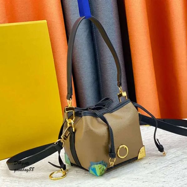Новая мини-сумка-ведро, женская сумка через плечо, сумка через плечо с верхней ручкой, клатч, кошелек для монет, золотой угловой кулон с буквенным принтом
