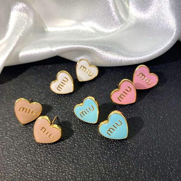 Desginer miui Miu Family m Letter Drop Glaze Ear Studs Feminino Minoria Francês Love Advanced Sense Novos Brincos Pêssego Coração Temperamento Brincos Femininos