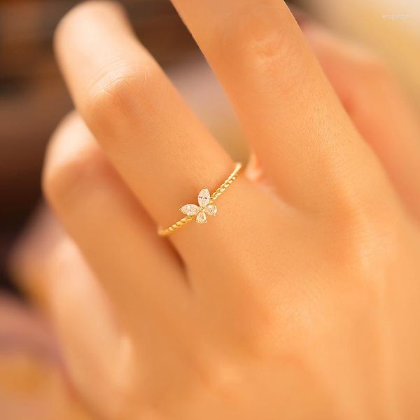 Ringos de cluster S925 Prata esterlina banhada com 14k Borboleta dourada Minoria feminina simples e esbelta temperamento japonês anel