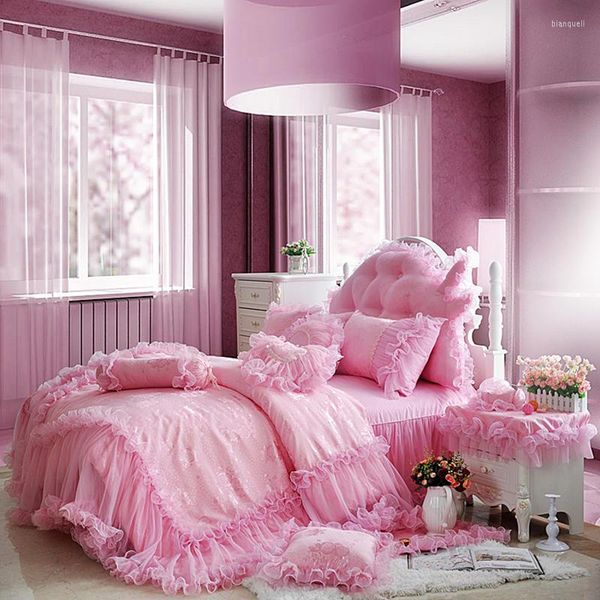 Set di biancheria da letto Set copriletto in raso jacquard rosa Set di biancheria da letto principessa di lusso Copripiumino in pizzo con volant Gonna Federe in cotone