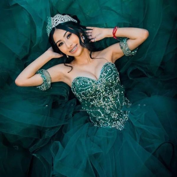 2023 Ballkleid Quinceanera Kleider Brautkleider Wunderschönes smaragdgrünes herzförmiges, glitzerndes Kristallperlen-Illusion-Korsett-Kleid für das süße 16. Jahr mit gestuften Rüschen