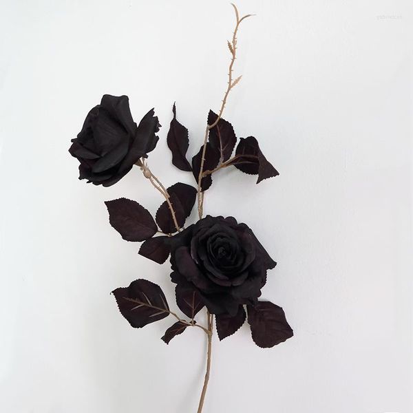 Flores decorativas Simulação 2 Black Rose Bouquet Home Sala de estar mesa de jantar Mesa de casamento Decoração de Halloween Dark Artificial Fake