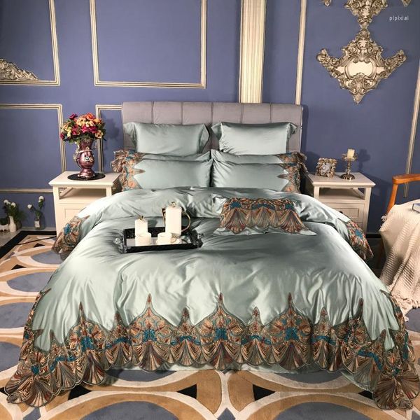 Set di biancheria da letto Set di lusso in cotone di seta francese Ricamo reale dorato Copripiumino grande a fibra lunga Federa da letto/lenzuola