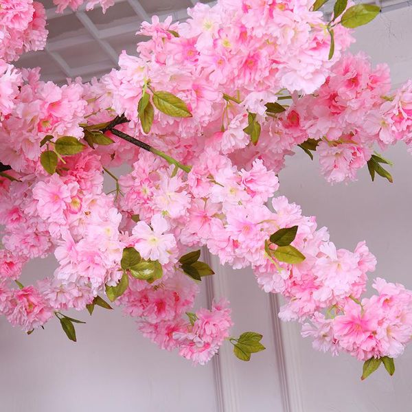 Ghirlande di fiori decorativi Fiore di ciliegio rosa Artificiale Alta simulazione Sakura Rami di albero per la decorazione domestica di nozze di primavera Piante finte B