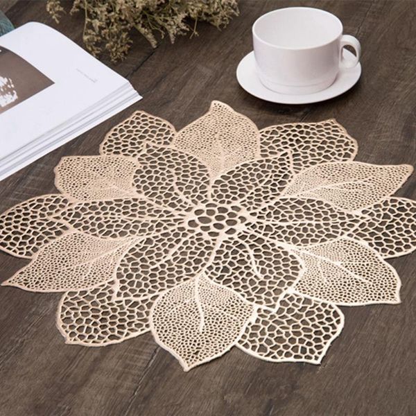 Tovagliette Pads Fiore di loto PVC Bronzing Hollow Tovaglietta Cibo occidentale Cuscino Decor Mat per ristorante Cucina Pad antiscivolo Casa vacanze