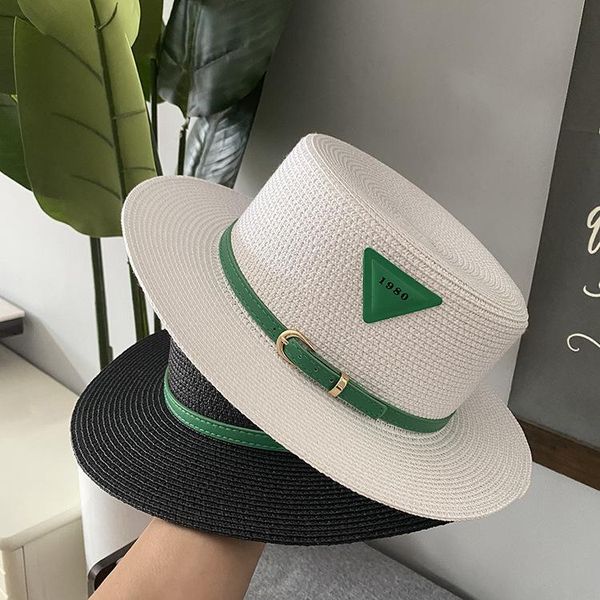 2023 Дизайнерские новые женские шапки для летнего путешествия французская соломенная шляпа мода кожаная пряжка маленькие женские мужские перевернутые треугольные шляпы